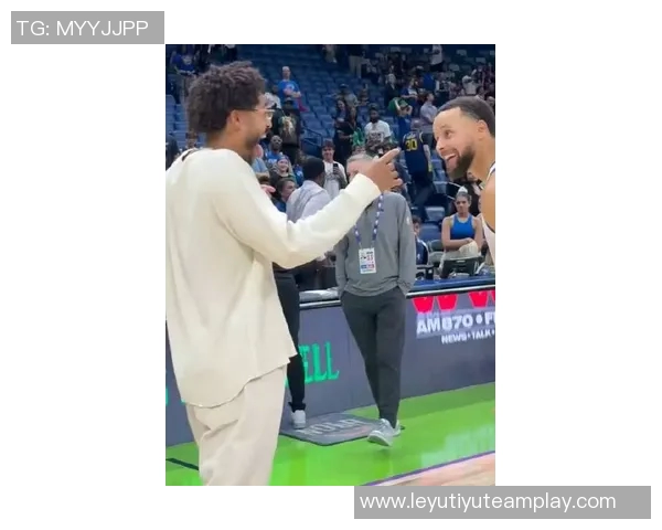 库里赛后与普尔和卢尼深情拥抱展现勇士团队精神永远的家人情谊